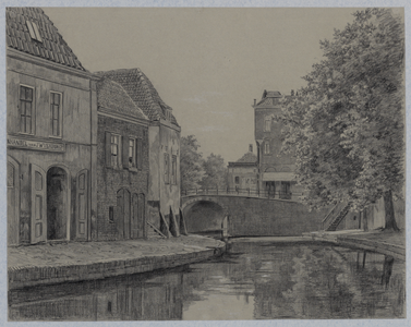 28268 Gezicht op de Oudegracht te Utrecht met de Bijlhouwerbrug, uit het noorden, met de voorgevels van drie huizen aan ...